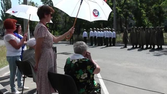 Украина РУ 02.07.2022. В Мариуполе провели индивидуальный парад для ветеранов войны